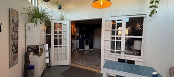 Historic Bakery Storefront-Private Yard & Laundry