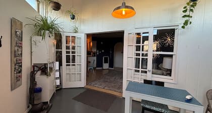 Historic Bakery Storefront-Private Yard & Laundry