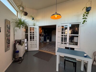 Historic Bakery Storefront-Private Yard & Laundry