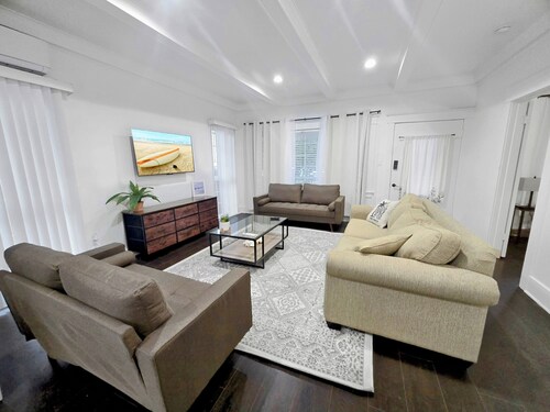 Home w/Parking near Beach, Downtown & Convention Center