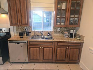 Fridge, microwave, oven, stovetop - Modern Comfy Gem: 5 star Location, with Yard & Parking (Long Beach)