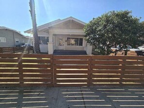 Exterior - Modern Comfy Gem: w/Front and Backyard, Ample Parking included, Prime Location! (Long Beach)