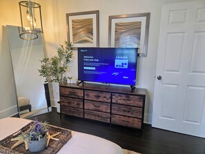 3 bedrooms, iron/ironing board, free WiFi, bed sheets - Modern Comfy Gem: 5 star Location, with Yard & Parking (Long Beach)