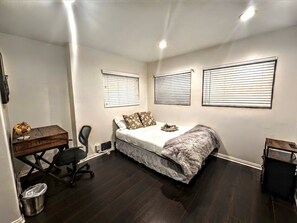 3 bedrooms, iron/ironing board, free WiFi, bed sheets - Modern Comfy Gem: w/Front and Backyard, Ample Parking included, Prime Location! (Long Beach)