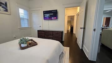 3 bedrooms, desk, iron/ironing board, free WiFi