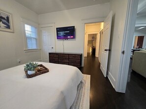 3 bedrooms, desk, iron/ironing board, free WiFi