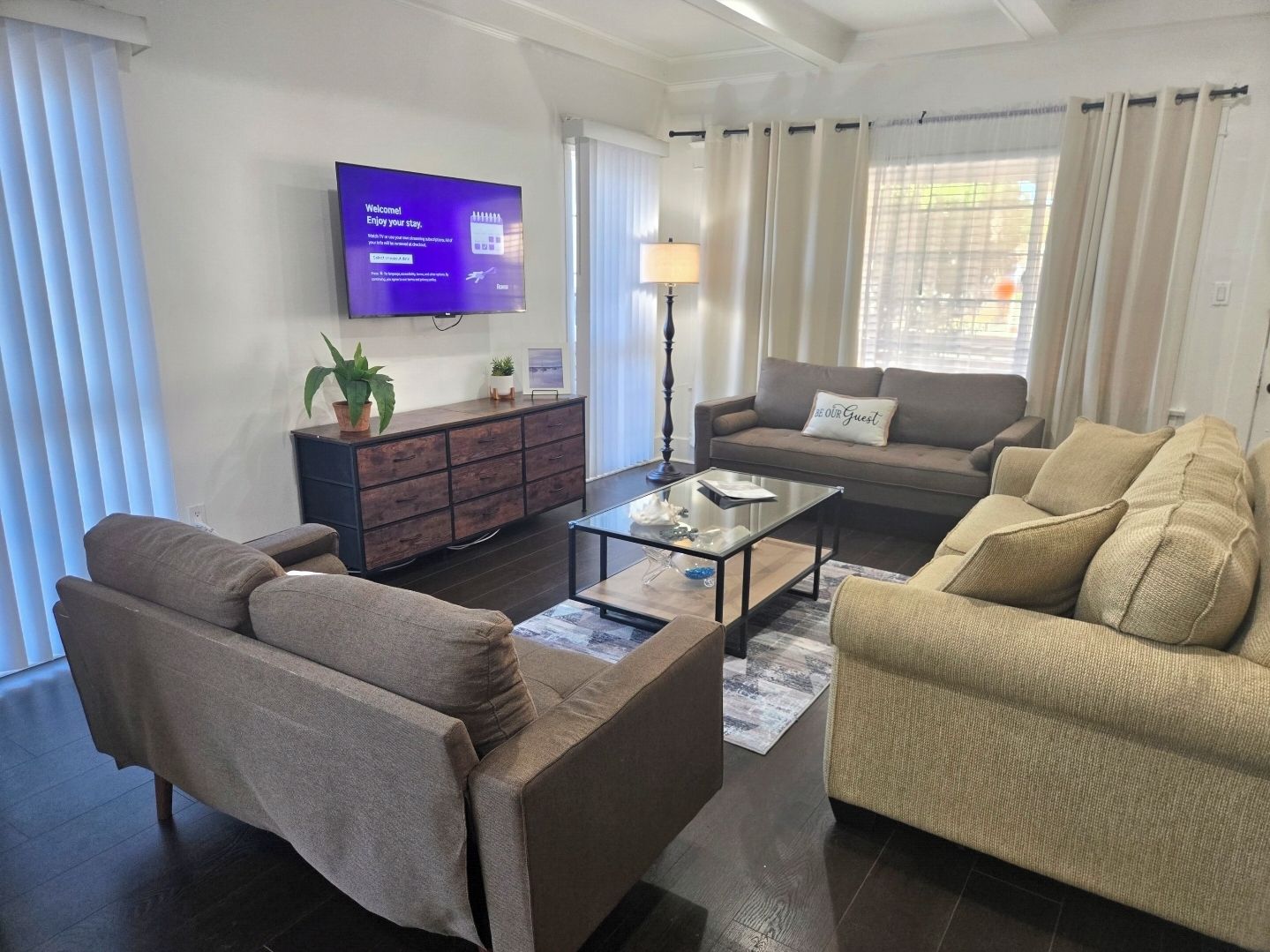 Family Friendly Oasis: Includes Parking & Fenced Yard - Long Beach, CA