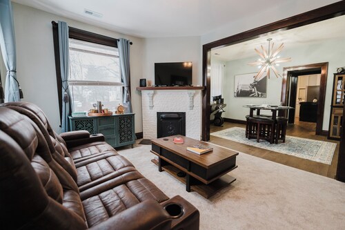 Sr Pilot Earhart Hangar Suite; 2 br K &Q, 1 Ba