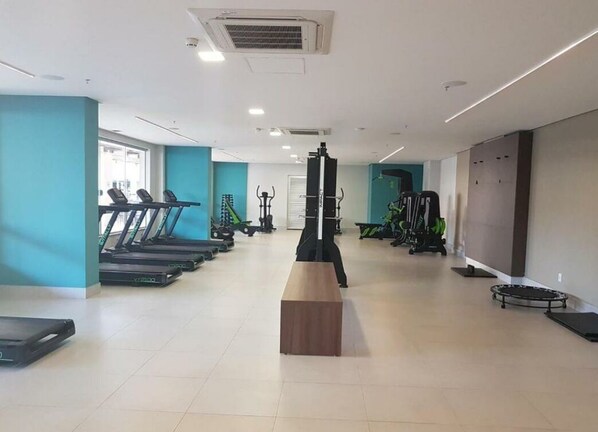 A gym with treadmills, a weight machine, and exercise mats. - Olimpia  Park Resort Ap.503C (Olímpia)