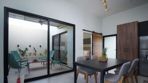 Una cocina moderna con encimera negra, armarios de madera y nevera integrada.