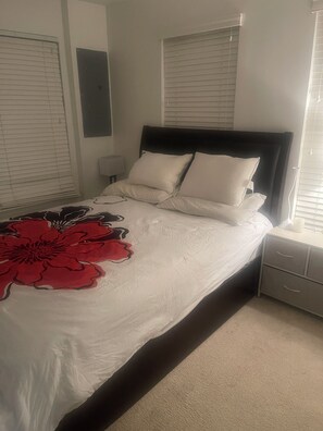 1 bedroom, iron/ironing board, WiFi, bed sheets - Cozy townhome with WiFi and AC in charming Beltsville (Beltsville)