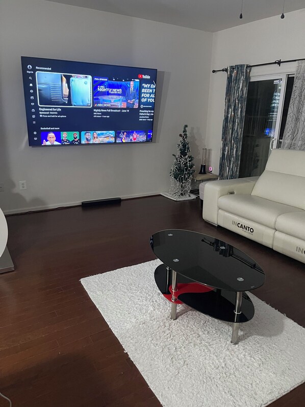 Living area - Cozy townhome with WiFi and AC in charming Beltsville (Beltsville)