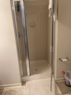 Shower, hair dryer, towels, soap - Cozy townhome with WiFi and AC in charming Beltsville (Beltsville)