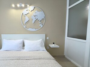 1 quarto, ferros/tábuas de passar roupa, berço de viagem