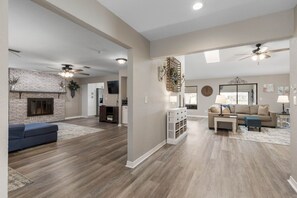 Smart TV, fireplace