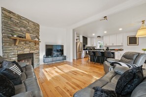 Smart-tv, eldstad, tv-spel och ett bordtennisbord