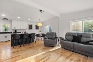 Smart TV, fireplace, video games, table tennis