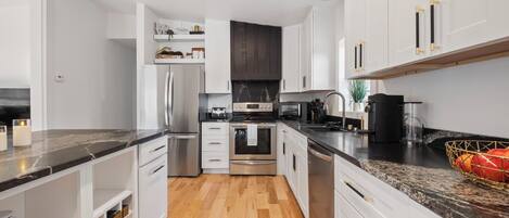 Refrigerador, microondas, horno, placa de cocina