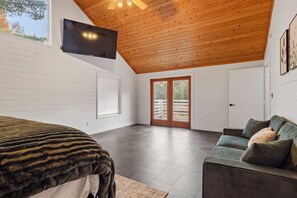 4 sovrum, skrivbord, strykjärn/strykbräda och resesäng