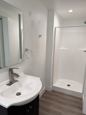 Douche, serviettes fournies, savon, papier toilette