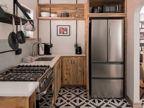 Suíte luxo, 1 cama King, cozinha, vista para o pátio | Cozinha privada | Cafeteira/chaleira, chaleira elétrica