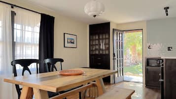 Deluxe Suite, 1 King Bed, Kitchen, Courtyard View | Dining room