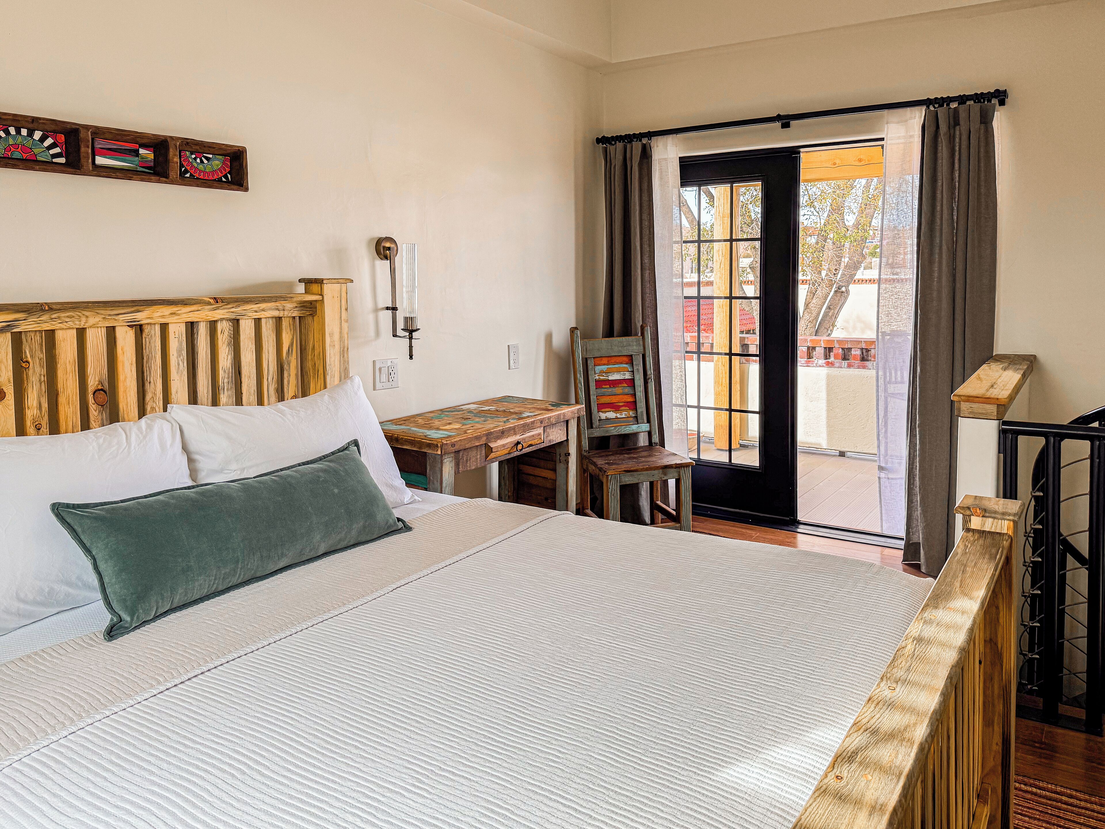 Svit Signature - 1 queensize-säng - balkong - utsikt mot innergården | Gratis wi-fi och sängkläder