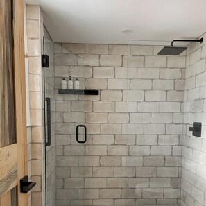 Signature Suite, 1 King Bed, Patio, Courtyard View | Bathroom | Shower, hair dryer, bathrobes, towels - Hoosier Hot Springs & Inn (Truth or Consequences)