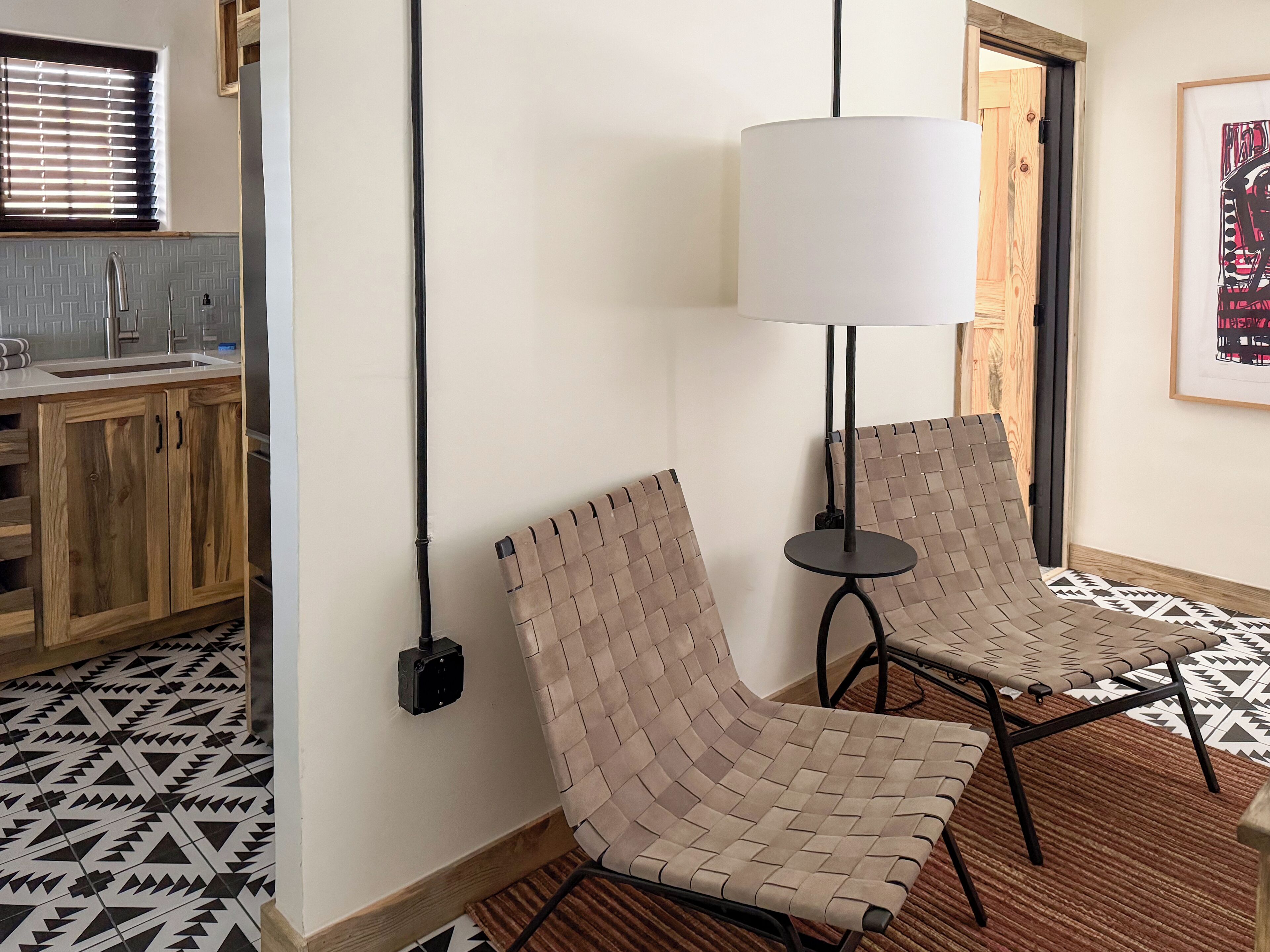 Svit Deluxe - 1 kingsize-säng - kök - utsikt mot innergården | Vardagsrum