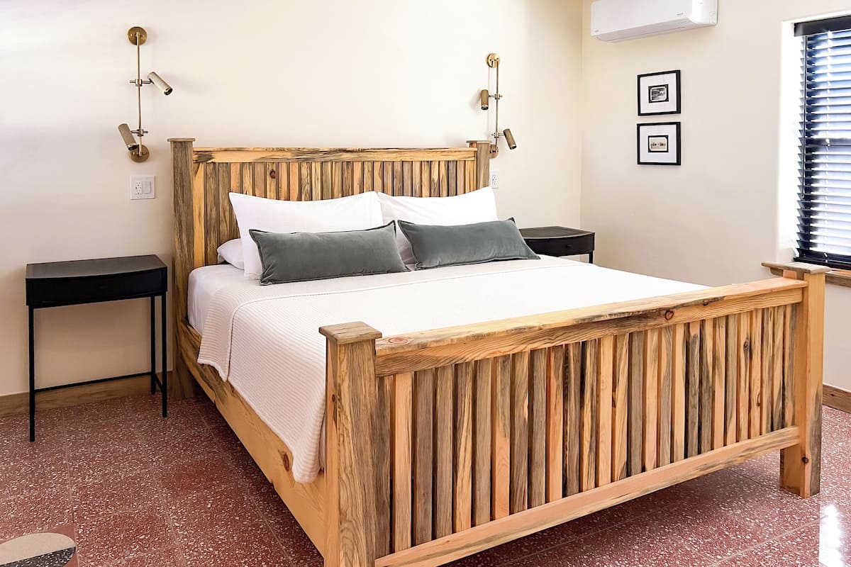 Signature Suite, 1 Katil Raja (King), Patio, Courtyard View | 1 bilik tidur, Wi-fi percuma, cadar katil