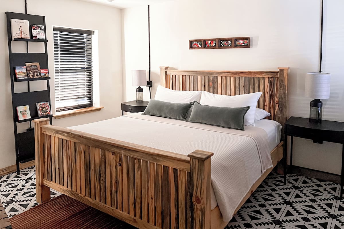 Deluxe Suite, 1 Katil Raja (King), Kitchen, Courtyard View | 1 bilik tidur, Wi-fi percuma, cadar katil