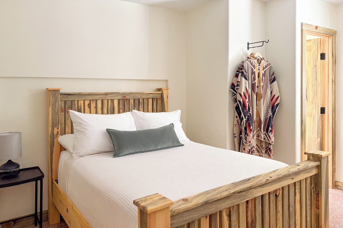 Standard Room, 1 Katil Kelamin (Double), Patio, Courtyard View | 1 bilik tidur, Wi-fi percuma, cadar katil