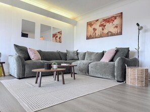 Una Smart TV, una chimenea, un futbolín