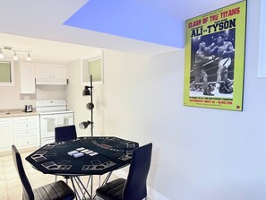 Dining - Charming Getaway | Hot Tub • Games • Chill Vibes (Niagara Falls)