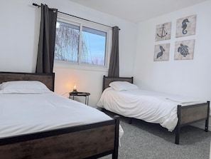 5 bedrooms, desk, iron/ironing board, free WiFi - Charming Getaway | Hot Tub • Games • Chill Vibes (Niagara Falls)