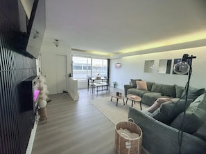 Smart-tv, eldstad och bordsfotboll