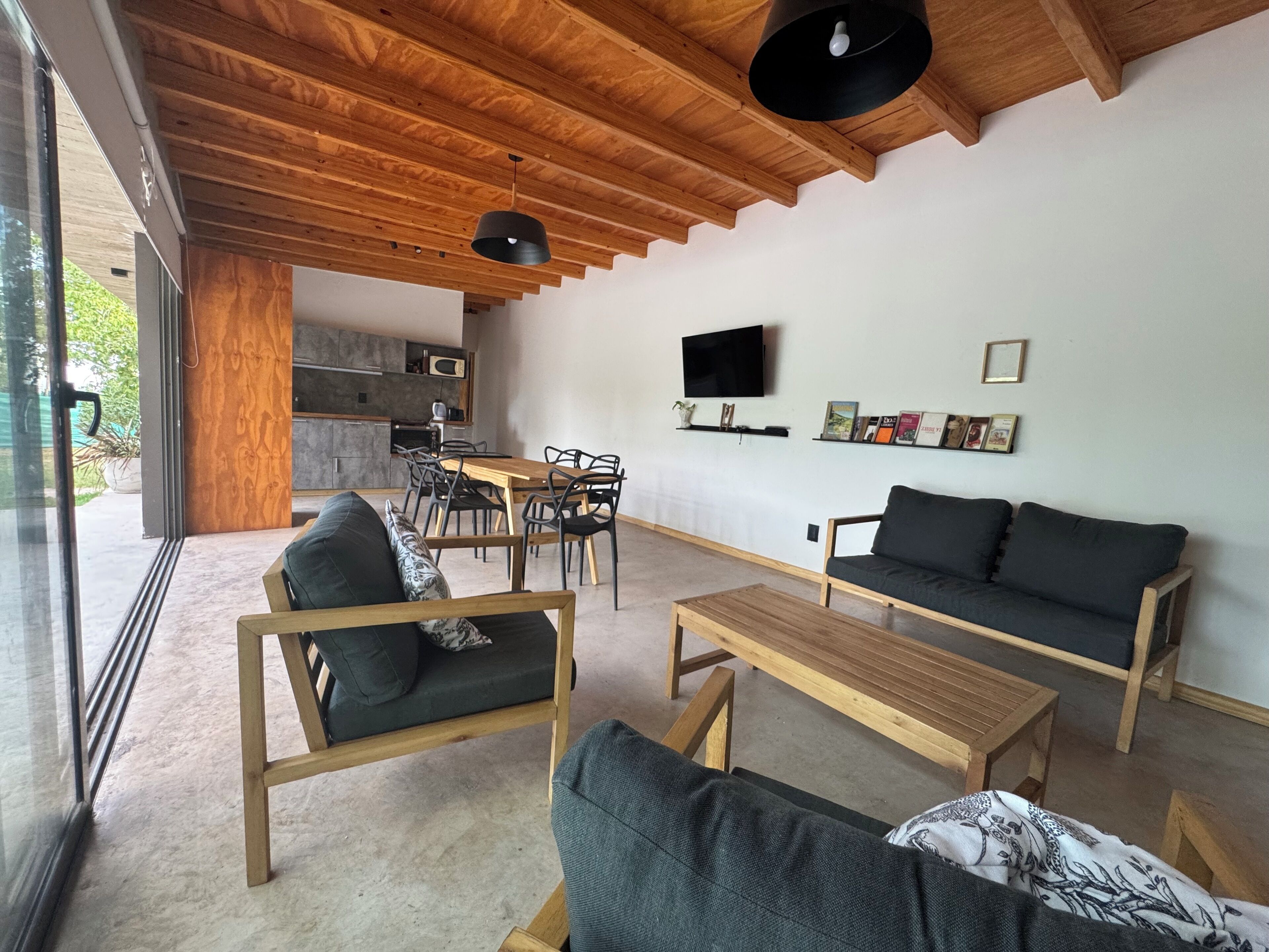 Smart TV, chimenea y libros 