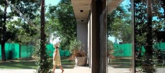 Lodge with swimming pool, minutes from the wine route.