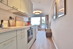 Réfrigérateur, un four, surface de cuisson, lave-vaisselle