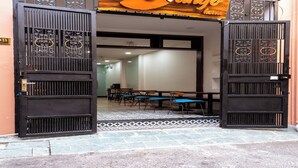 Entrada de un hotel con un letrero grande que dice "anango home" y piso de baldosas.