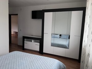 4 bedrooms, iron/ironing board, WiFi, bed sheets