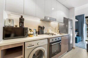 Réfrigérateur, micro-ondes, four, plaque de cuisson