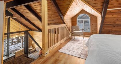 Cozy Mountain Hideaway w/ Wood Stove