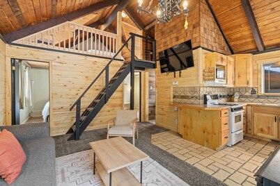 Cozy Mountain Hideaway w/ Wood Stove