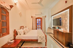 Superior suite, balkon | Een minibar, een kluis op de kamer, een bureau, gratis wifi