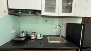 Apartamento luxo, sacada, vista para a cidade | Cozinha privada | Geladeira, cooktop, talheres/pratos/utensílios de cozinha