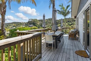 Outdoor dining - The Sunshine House 🌞 Spacious & family friendly! 2 houses in 1! (Russell)