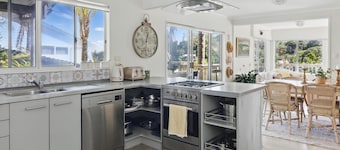 The Sunshine House 🌞 Spacious & family friendly! 2 houses in 1!