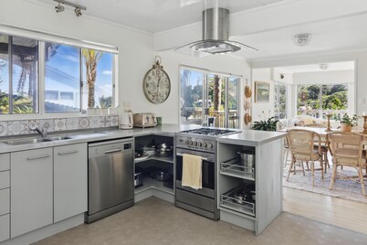 The Sunshine House 🌞 Spacious & family friendly! 2 houses in 1!