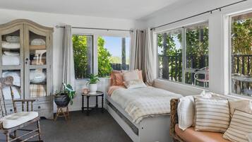 6 bedrooms, travel crib, free WiFi, bed sheets